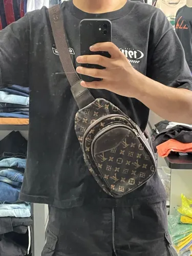 Bolsa Louis Vuitton peitoral 