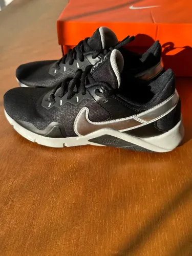 Tênis Nike Legend Essential 2