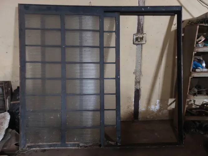 Porta correr,chapa grossa,2,35 m por 2,05 m,PASSO CARTÃO DE CRÉDITO 