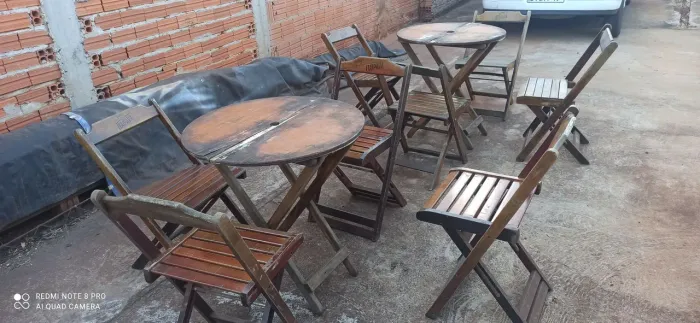 2 Conjunto de mesa e cadeiras de madeira
