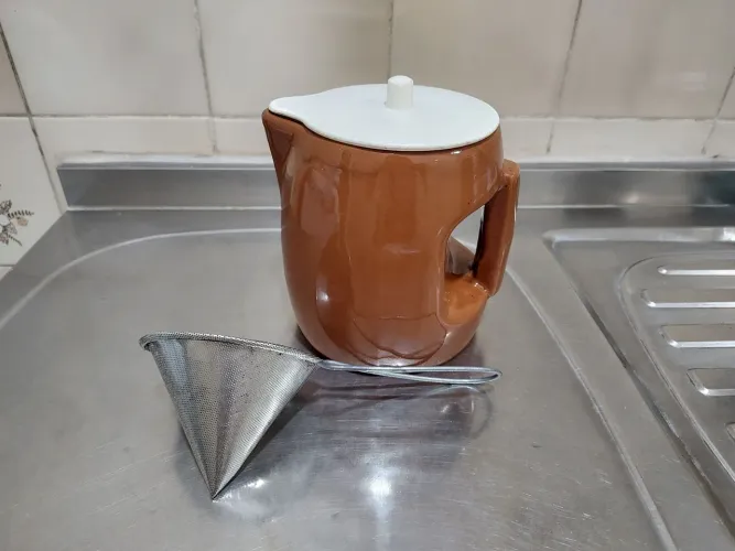 Coador de óleo em cerâmica mais o filtro em inox
