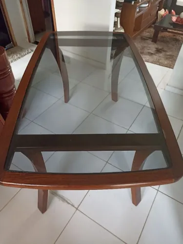Mesa de centro com tampo de vidro