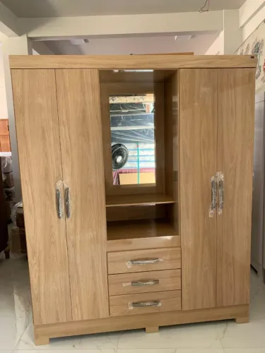 Guarda-Roupa Amadeirado com Espelho novo