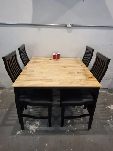 Mesa estilo industrial em madeira PINUS e METALON preto 1,10 X 1,00 X A 0,75