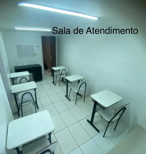 Mesa escolar e cadeira