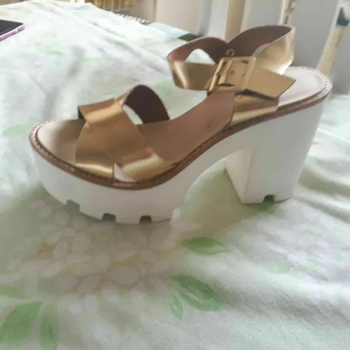 Sandália Plataforma Dourada - Elegância e Conforto