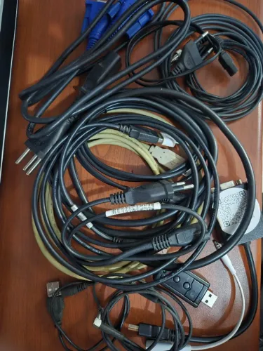 Lote de cabos e fontes diversos para informática
