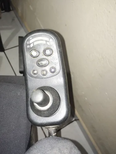 VENDE-SE cadeira motorizada freedom. 