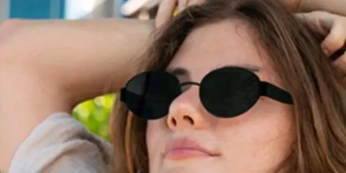Óculos de sol feminino.