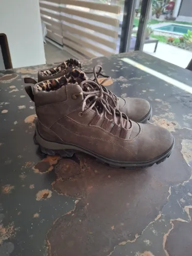 Botas de couro marrom com forro animal print