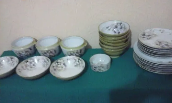 Aparelho de jantar antigo pintado a mão