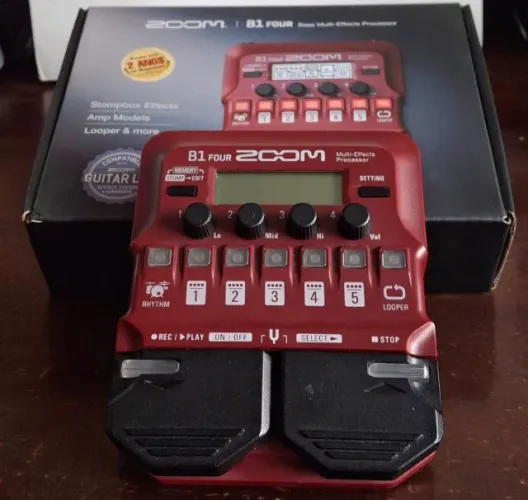 Pedaleira Zoom B1 Four para baixo.