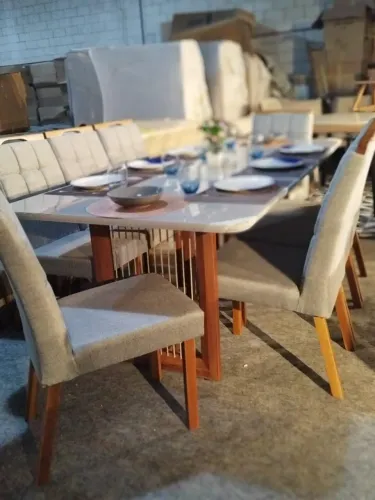 Mesa de Jantar 2.10x 1.00  com 08 cadeiras