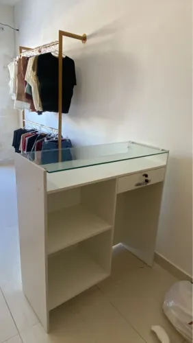 Balcão com expositor de vidro 
