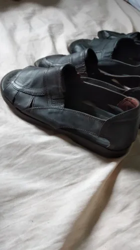 vendo dois par de chinelos fechados em couro legitimo oferta !!!!!!