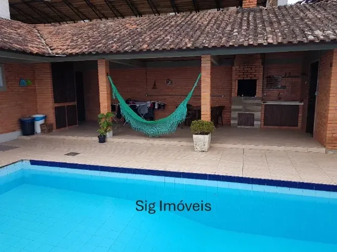 Casa grande, boa para negociar, em Coqueiros de 4 dormitórios.