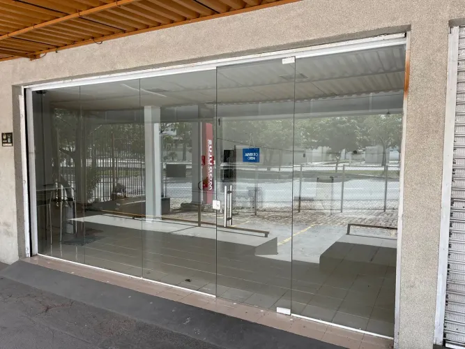 Porta de Vidro Temperado para Loja medindo 5,25 largura e 2,62 altura.