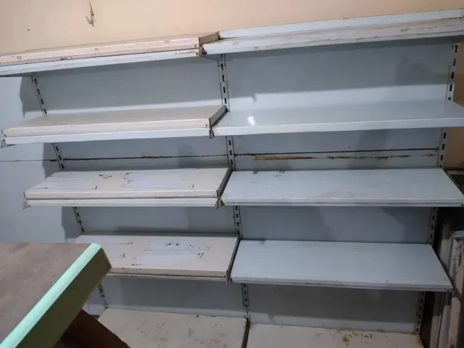 Gôndolas de parede usadas 