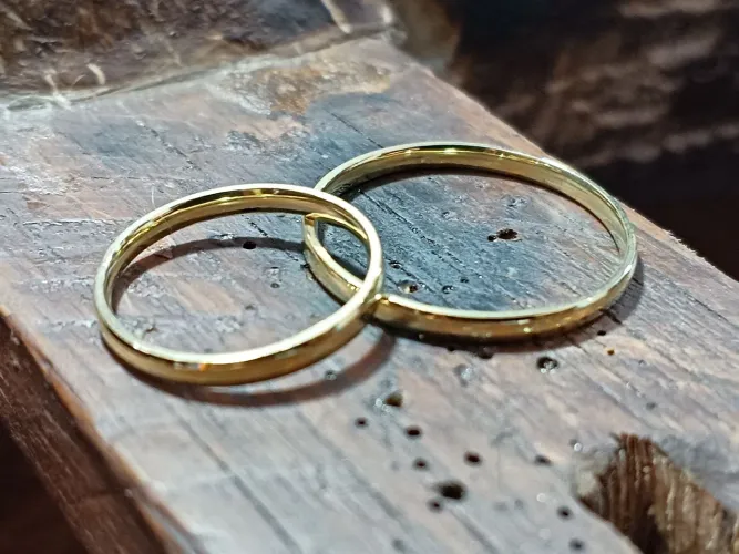 Alianças anatômicas em ouro 18k com prata