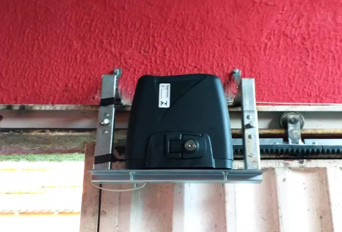 Motor de Portão Rossi, ja instalado aéreo com 2 controles