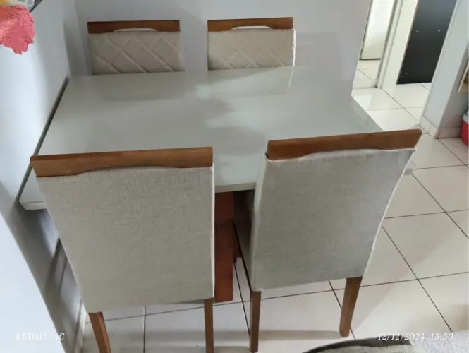 Mesa de Jantar com 4 Cadeiras Estofadas de madeira