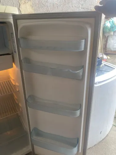 Geladeira novíssima frete grátis 