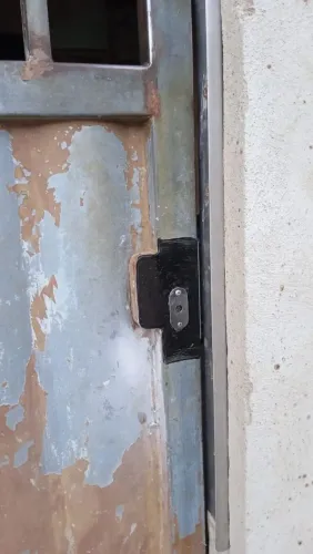 Fechaduras no tubo de ferro, madeira e alumínio
