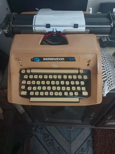 Máquina de escrever Remington 100