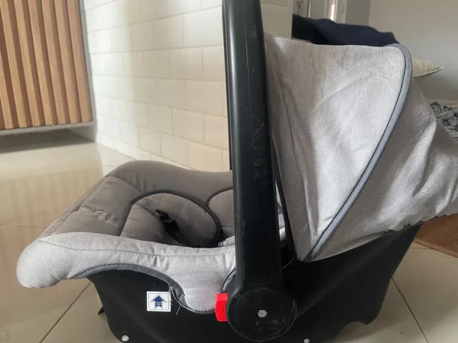 Bebê conforto cinza com proteção solar