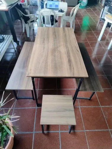 Mesa para 8 pessoas  com bancos em ótimo estado 