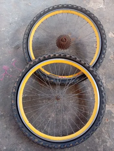 Par de Aros Aro 24 Aero Amarelos com Cubos e Catraca (Sem Pneus)