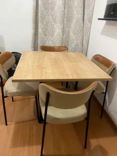 Mesa com 4 cadeiras