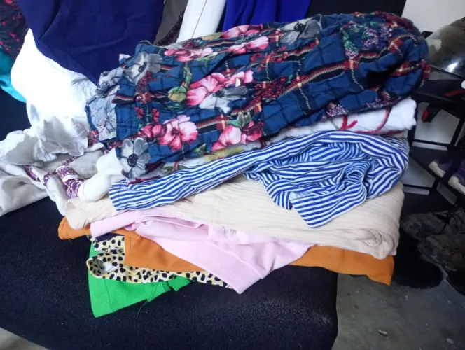 Lote de roupas ideais para venda de bazar ou uso pessoal. Tamanho M e G