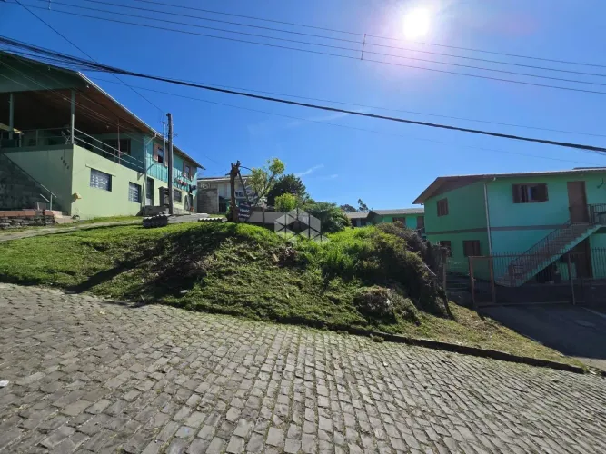 Terreno é com 369m² no bairro Santa Fé, próximo ao Posto São Luiz.