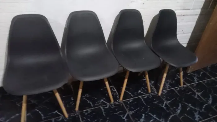 Cadeiras eifell pra mesa de jantar,apenas as 4 cadeiras não acompanha a mesa ,500