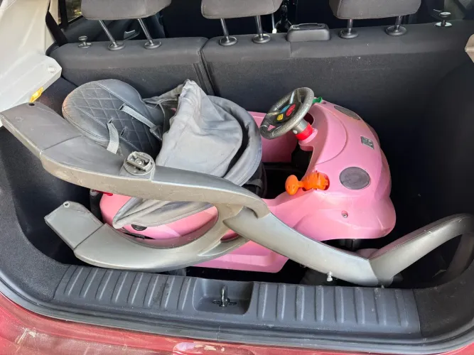 Carrinho de passeio de bebê.