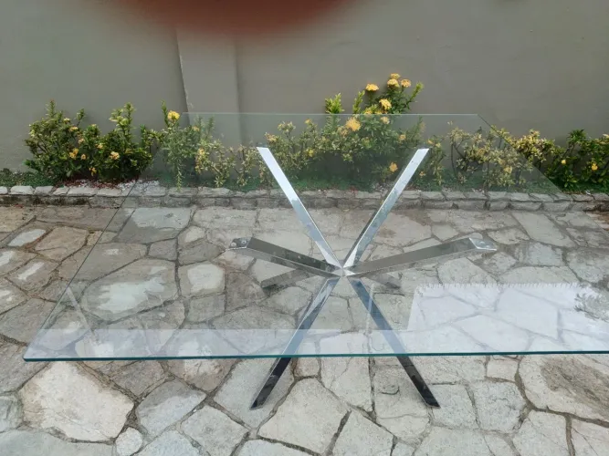 Mesa em inox, tampo de vidro, medindo 1,40 x 1,40 m, com 06 cadeiras em inox