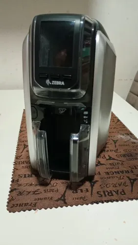 Impressora de Crachás e Cartões da Marca Zebra - Modelo ZC300 Duplex (Automática)