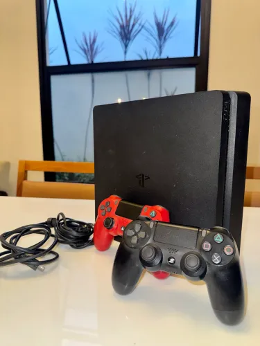 PlayStation 4 - PS4 Slim 1TB com 2 Controles