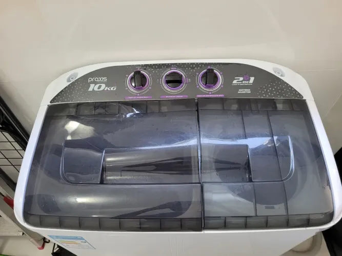 Máquina de lavar Praxis 10 kg/2em1 lava e centrífuga. 06 meses de uso ,voltagem 220v.