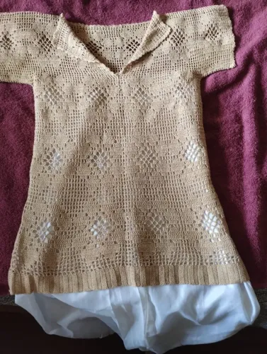 blusa de crochê marron claro e branca