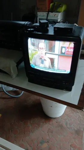Tv de tubo com vídeo cassete integrado
