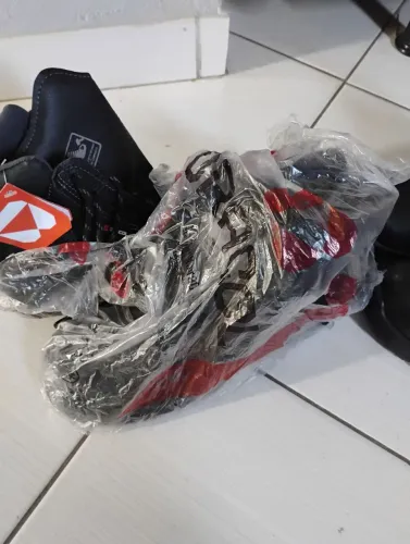 Vendo duas botinha de couro para industrial ou civil 