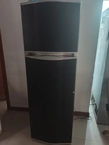Vendo está geladeira em perfeitas condições 500