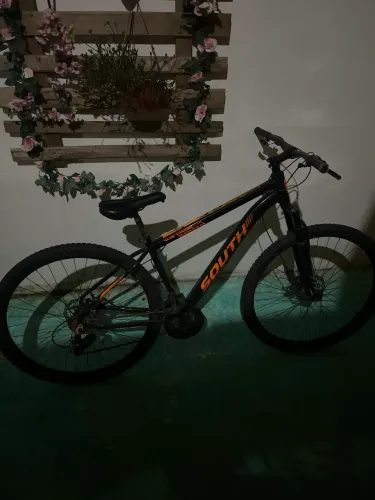 Bicicleta laranja com preta south aro 26 super boa para passeio e rápido