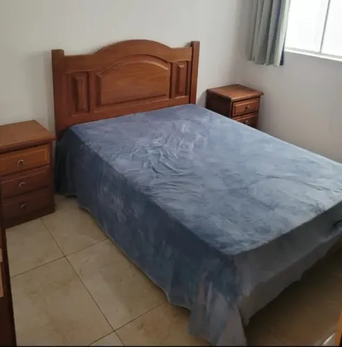 Cama, criados, sapateira maciça em oleo