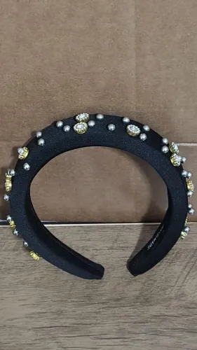 Arquinho tiara preta com com pedras