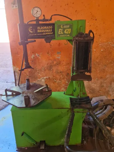 Vendo máquina de montar pneu semi nova
