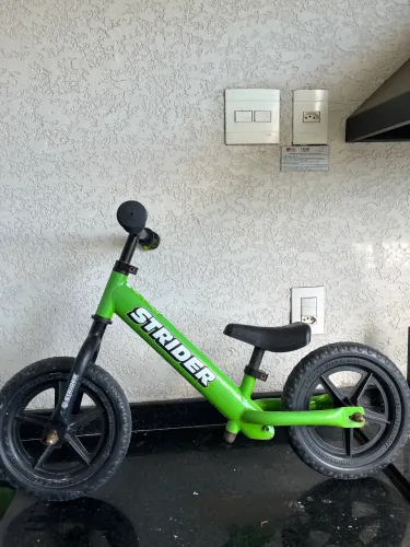 Bicicleta de equilíbrio importada agride