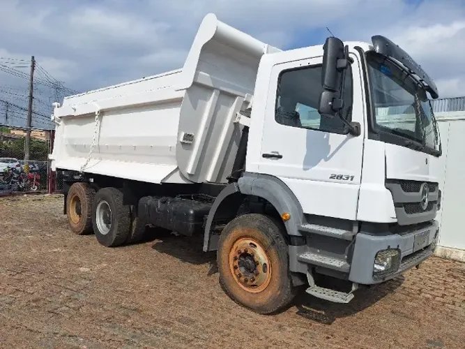 CAMINHÃO MERCEDES-BENZ 2831K Ano 2011/2012